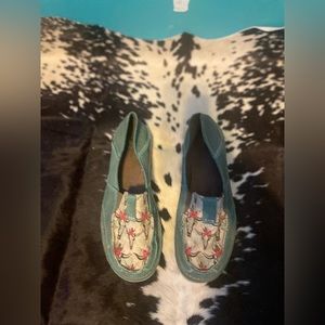 Ariat cruisers size 8.5
